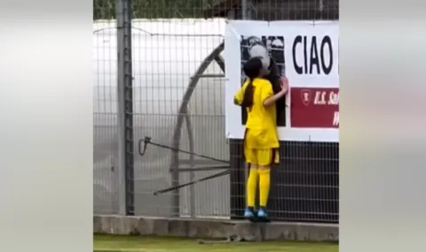 Tears in Italy! A young girl scored a goal and crossed the entire pitch to dedicate it to her deceased coach - 1