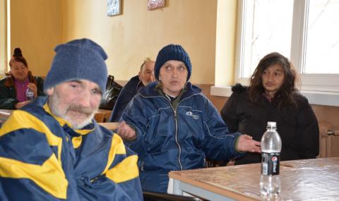160 души посрещнаха Нова година в центъра за бездомни в София - 1