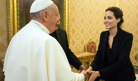 Анджелина Джоли заведе и децата при папа Франциск - 1