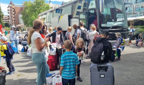 Над 20 000 бежанци напускат хотелите - как и къде ще бъдат преместени - 1