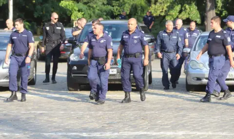 Полицаите излизат на мирен протест пред Народното събрание - 1