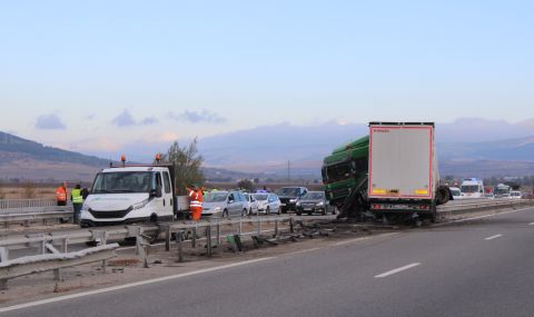 Има разлив на гориво, след като камион се обърна на магистрала "Струма" - 1