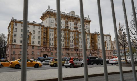 Американското посолство в Русия спира почти всички услуги - 1
