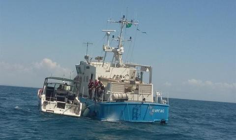 Граничен полицейски кораб спаси румънци, бедстващи на яхта - 1