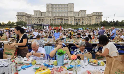 Рекорд на Гинес: 20 000 души седнаха на най-дългата маса в света в Румъния - 1