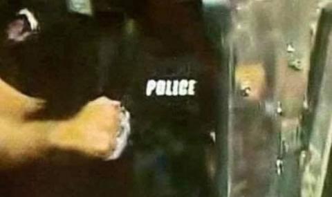 Полицай с метален бокс срещу протестиращите - 1