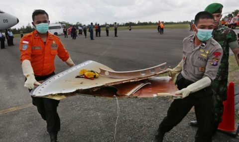 Засякоха излъчване от черната кутия на полет QZ8501 - 1