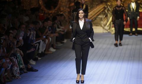 Моника Белучи бе сензацията в модно ревю на Dolce&amp;Gabbana (СНИМКИ) - 1