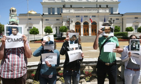Природозащитници с маски на олигарси на протест - 1