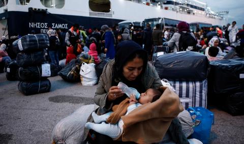 Мигранти пътуват към вътрешността на Гърция - 1