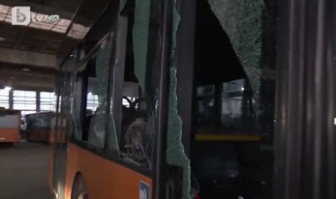 Атакуваха с камъни автобус от столичния градски транспорт, изпочупиха всичките му прозорци - 1