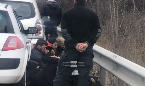 Гранични полицаи задържаха мигранти на "Тракия" на влизане в София  - 1