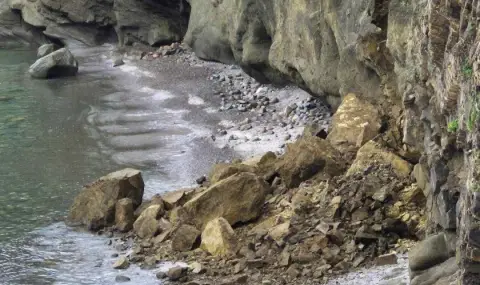 Свлачище застрашава брега на Ахтопол