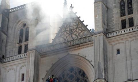 Голям пожар избухна в легендарната катедрала във френския град Нант (ВИДЕО) - 1