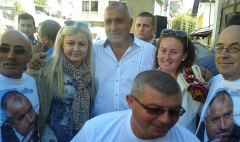 Борисов дари пари на младоженци в Гърмен - 1