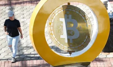 Биткойнът на най-ниската си цена, откакто Тръмп е президент - 1