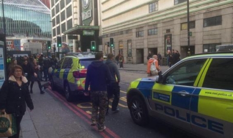 Двама ранени при нападение с нож в Лондон - 1