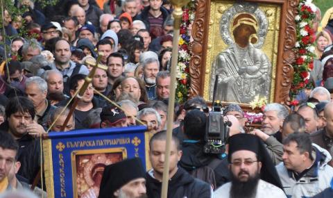 Хиляди изнесоха Чудотворната икона от Бачковския манастир - 1