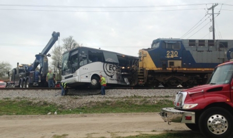 Влак помете автобус в Мисисипи - 1