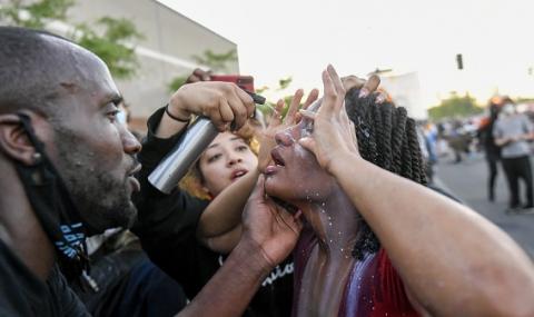Полицията в Минеаполис използва сълзотворен газ срещу протестиращите - 1