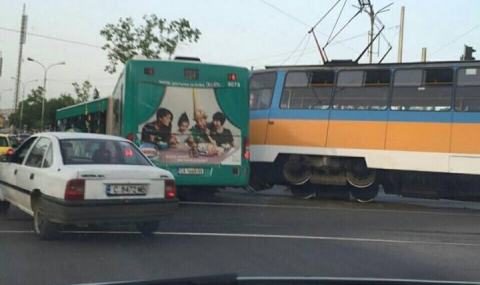 Трамвай и автобус се удариха в София (Снимки) - 1
