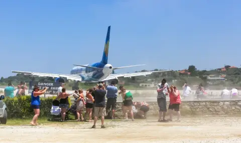 Млада жена бе засмукана от излитащ самолет на остров Скиатос - 1