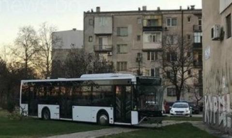 Градски автобус се заби в жилищен блок в Пловдив - 1