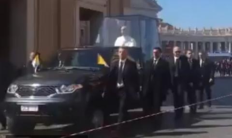 Невероятно: Папата се вози на УАЗ-ка (ВИДЕО) - 1
