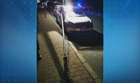 Стълб от уличното осветление падна върху лек автомобил в Поморие - 1