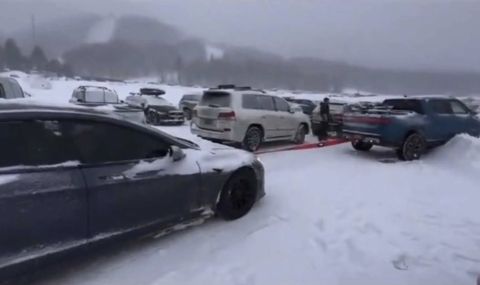 Tesla Model S спаси закъсал в снега Rivian (ВИДЕО) - 1