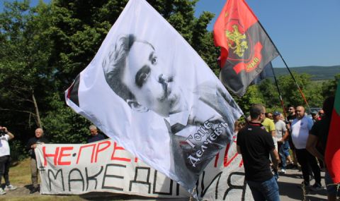 Бог прощава! ВМРО - НЕ! Воеводите блокираха пътя към границата с РС Македония при Гюешево СНИМКИ - 1
