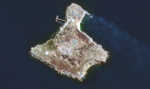 Руски военен самолет удари Змийския остров - 1