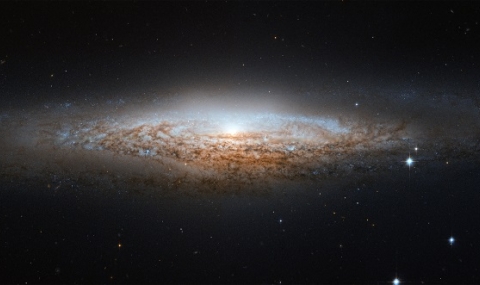 &quot;Хъбъл&quot; засне галактика с объркващата идентичност в купа Дева (Видео) - 1