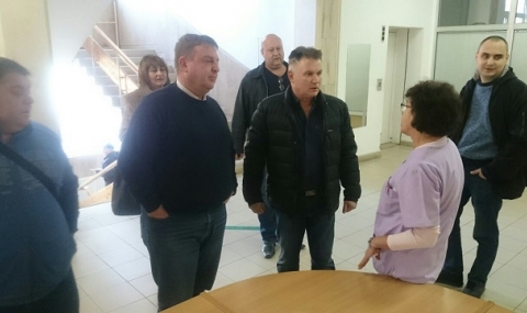 Красимир Каракачанов дари кръв за пострадалите в Хитрино - 1