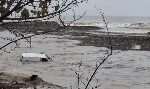 МВР: Водолази са проверили всички отнесени в морето коли – няма хора в тях - 1