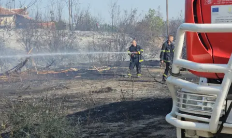  Пожарът край Селиминово навлезе в дворовете на къщи - 1