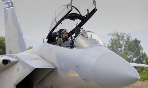 Президентът пилотира изтребител F-15C (СНИМКИ) - 1