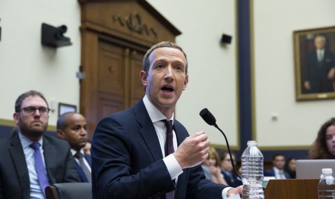 Марк Зукърбърг продава постоянно акции на Фейсбук - 1