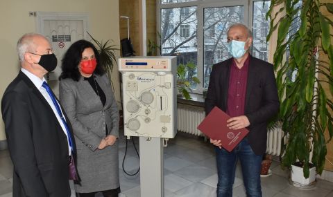 Прокурори и следователи дариха 2 апарата за плазмафереза на болници в Плевен и Стара Загора - 1