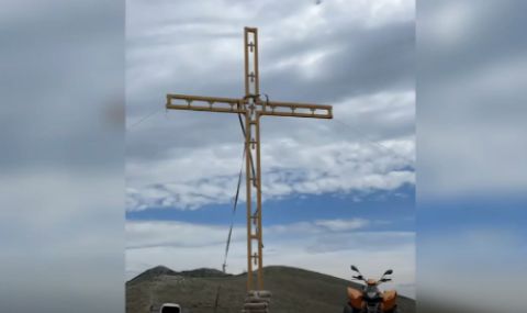 7-метров кръст в Пазарджишко "оцеля" едва една нощ - 1