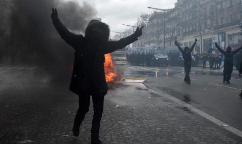 Насилие на протеста на „жълтите жилетки“ в Париж - 1