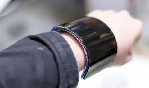 Samsung показа смартфон, който може да се носи на китката - 1