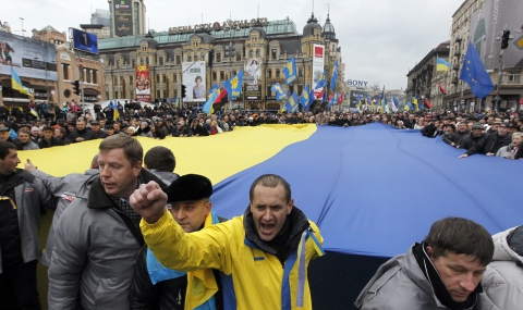 Хиляди блокираха сградата на правителството в Киев - 1
