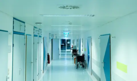 Мъж заплашва и обижда медици в болница в Плевен - 1