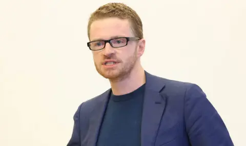 Стармър: За мен беше чест да работя с Морган Максуийни - 1