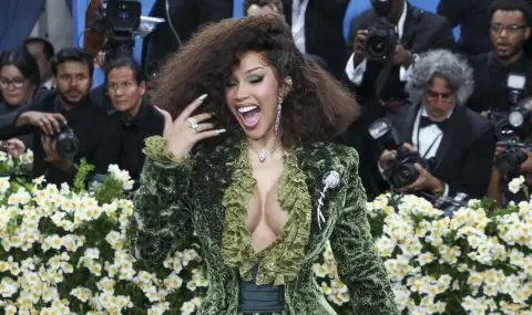 Карди Би потвърди новата си връзка в Instagram с провокативни кадри (СНИМКИ+ВИДЕО) - 1