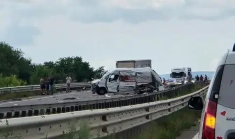 Катастрофа между ТИР и бус на Северната скоростна тангента в София временно спря движението  - 1
