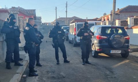 Трима остават в болница с опасност за живота след боя в Казанлък - 1