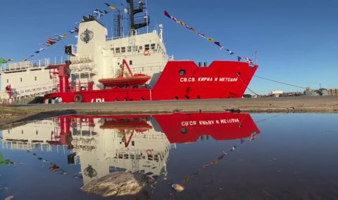 Военният научноизследователски кораб „Св. св. Кирил и Методий” се движи през пролива Дрейк - 1
