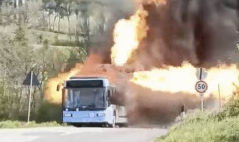 Какво се случва, когато автобус на метан започне да гори? (ВИДЕО) - 1